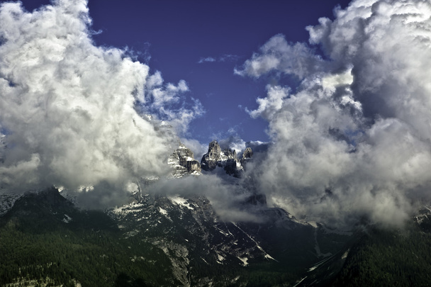Rocks Between the Clouds - Valokuva, kuva