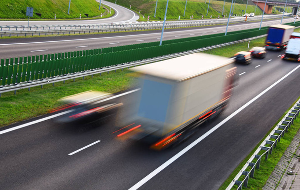 Camion su autostrada ad accesso controllato a quattro corsie in Polonia
 - Foto, immagini