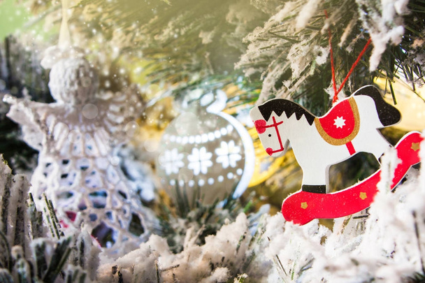 juguete caballo de madera en un árbol de Navidad
 - Foto, imagen