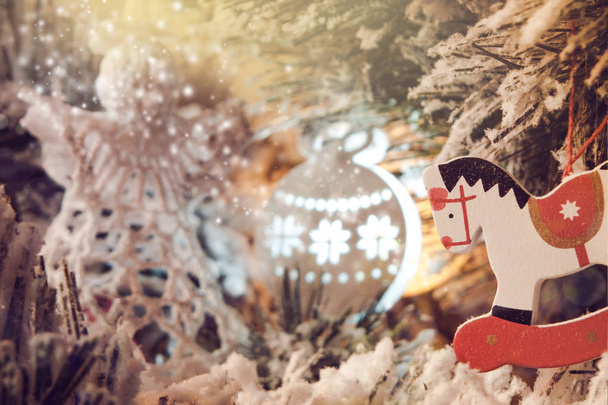 jouet vintage cheval en bois sur un arbre de Noël
 - Photo, image