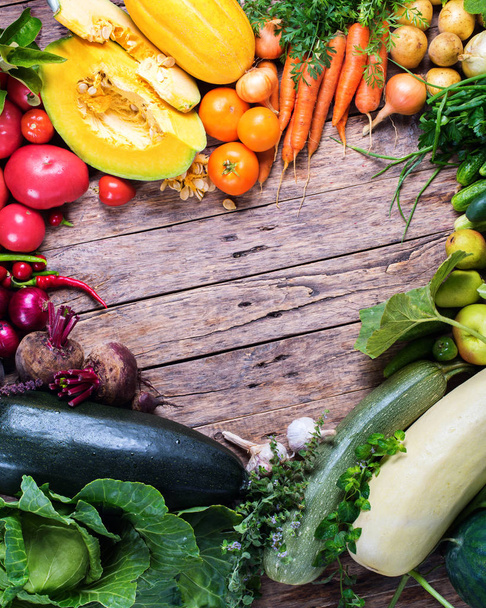 Asortyment świeżych organicznych warzyw rama rynek - Zdjęcie, obraz