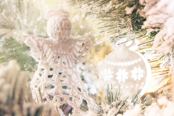 Handmade knitted angel on the christmas tree - Foto, afbeelding
