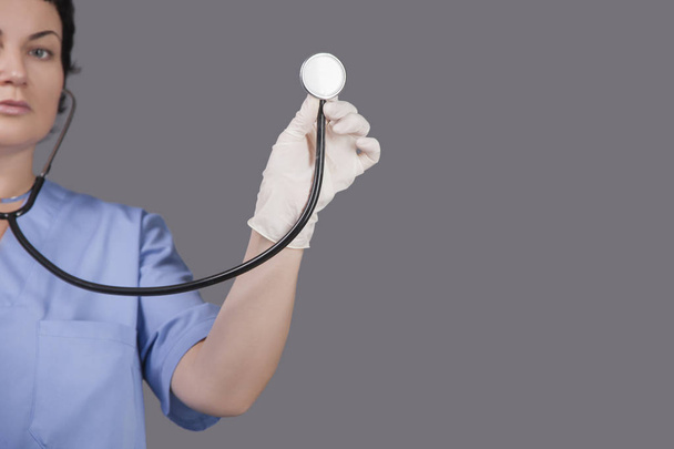 Doktor stetoskop elinde tutan - Fotoğraf, Görsel