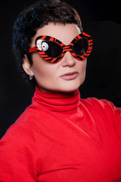 Woman with funny black and red sunglasses - Foto, Imagem