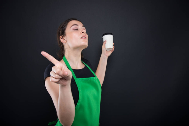 Joven empleado negándose a darle café
 - Foto, Imagen