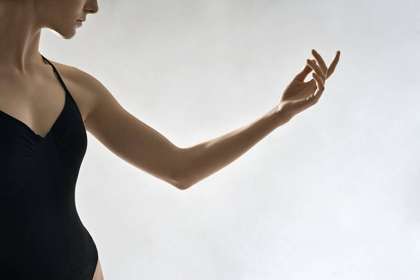 Ballet dancer posing in studio - Photo, image