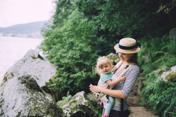 Mutter mit Tochter im Wald  - Foto, Bild