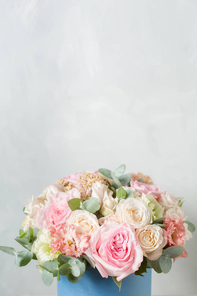 Composición floral sobre fondo gris. Boda y decoración festiva. Ramo de flores de primavera. espacio de copia
 - Foto, imagen