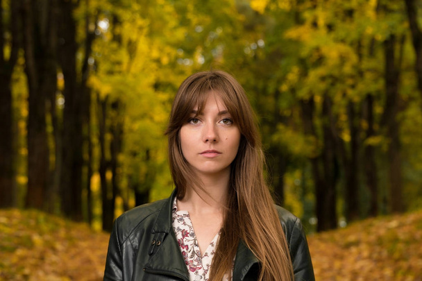 Portrait d'une fille dans un parc d'automne - Photo, image