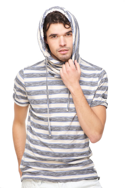 Modello maschile con felpa con cappuccio
 - Foto, immagini