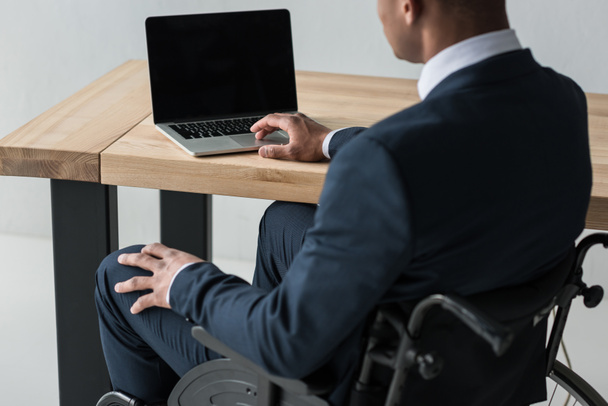 fogyatékkal élő afro-amerikai üzletember működő-ra laptop - Fotó, kép