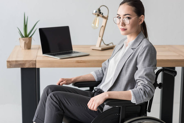 handicapé asiatique femme d'affaires dans bureau
 - Photo, image