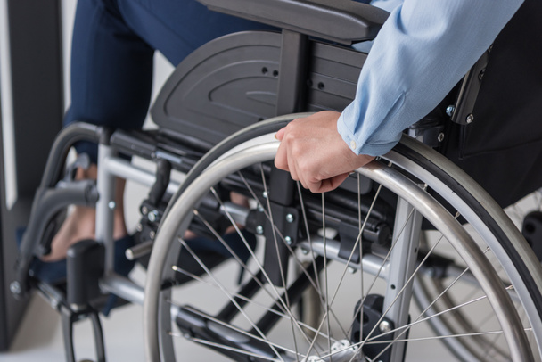 mujer de negocios discapacitada en silla de ruedas
 - Foto, Imagen