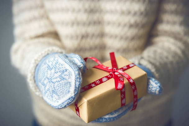 A girl holding a box with a Christmas present - Foto, Imagen