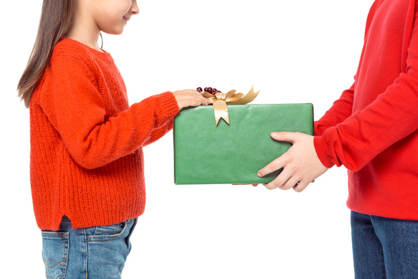 Enfants avec cadeau de Noël
 - Photo, image
