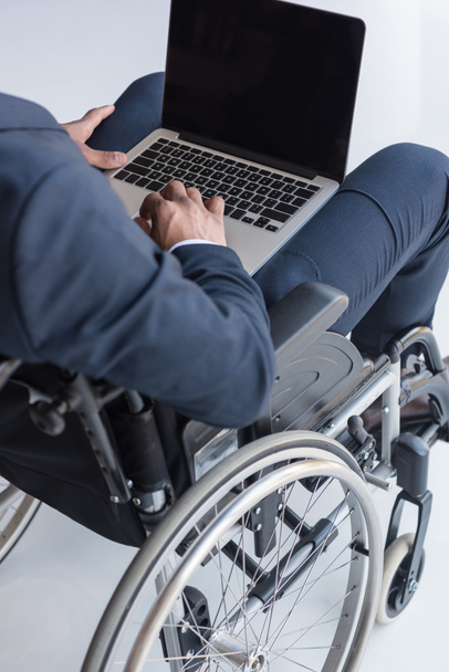 hombre de negocios afroamericano discapacitado con portátil
 - Foto, Imagen