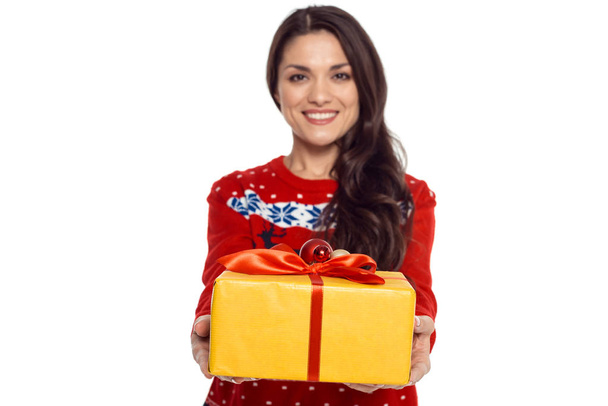 Женщина с рождественским подарком - Фото, изображение