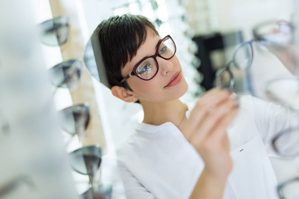 woman is choosing new glasses - Fotoğraf, Görsel