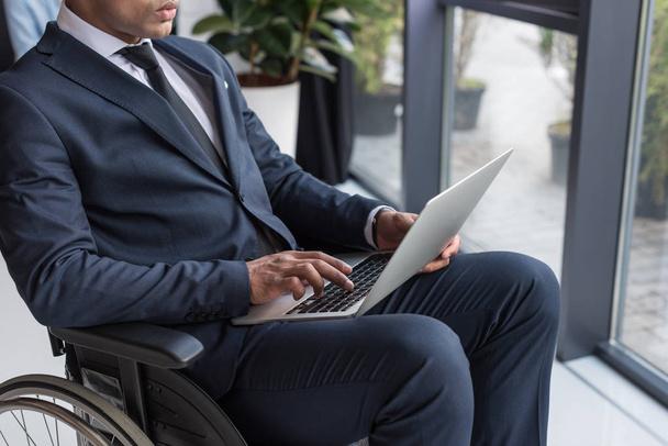 disabled african american businessman with laptop - Foto, Imagem