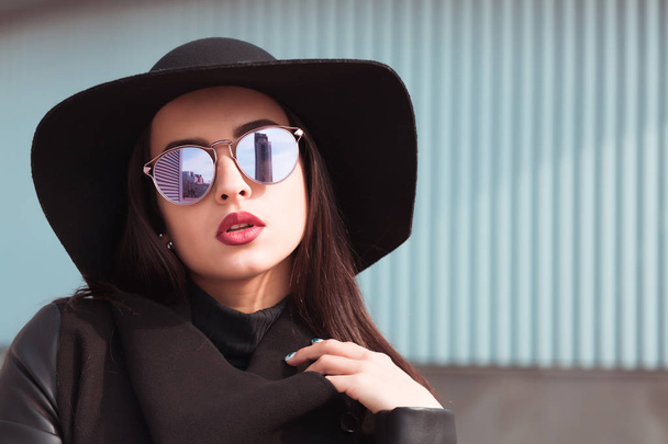 Retrato callejero de modelo atractivo en gafas de moda y stylis
 - Foto, Imagen