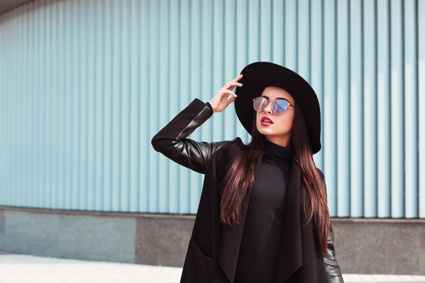 Glamour Jungmodel trägt trendigen Mantel und Hut. Frau mit Sonnenbrille - Foto, Bild