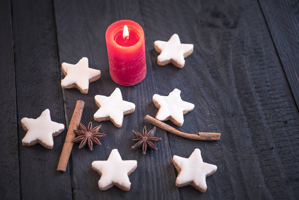 Biscotti a forma di stella e lume di candela
 - Foto, immagini