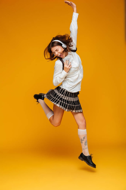 Full length portrait of a cheerful teenage schoolgirl - Foto, Imagen