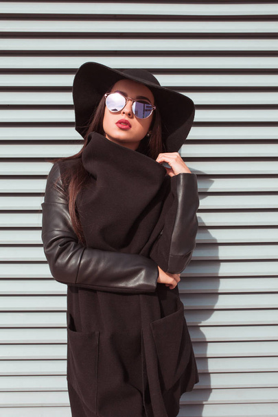 Luxus fiatal modell visel, kabát, kalap, és pózol a utca.  - Fotó, kép