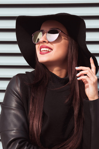 Retrato de moda de la joven modelo morena lleva sombrero y sunglasse
 - Foto, Imagen