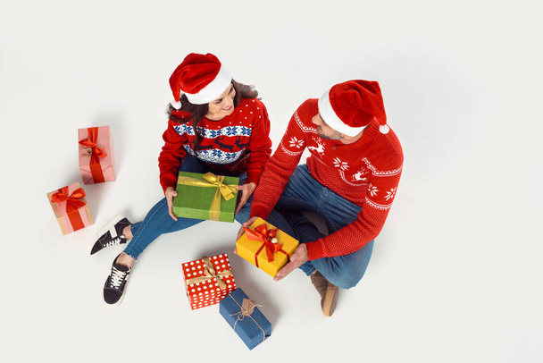 couple with christmas gifts - Foto, afbeelding