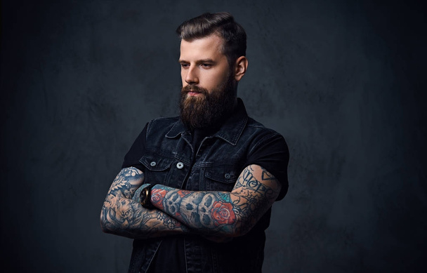 Бородатый хипстер-мужчина с татуировками на руках
 - Фото, изображение