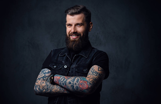 Бородатий хіпстер з татуюваннями на руках
 - Фото, зображення