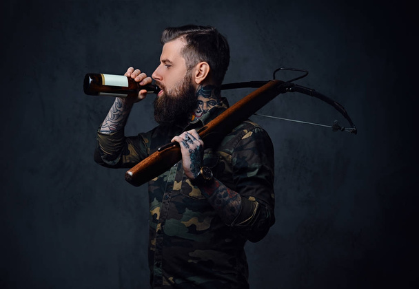 Masculino segura a garrafa de cerveja artesanal
 - Foto, Imagem