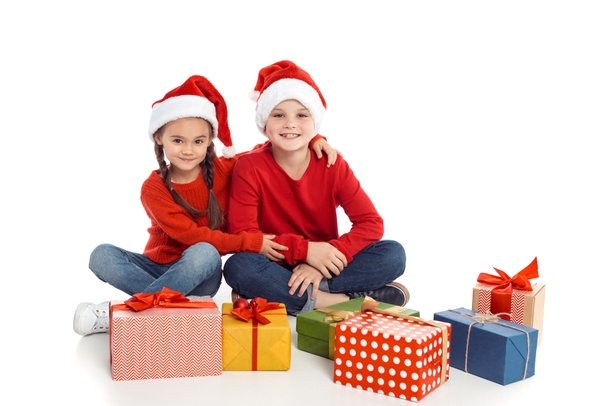siblings with christmas gifts - Foto, afbeelding