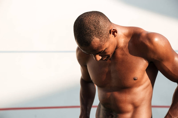 Close-up portrait of a sweaty handsome african sports man, resti - Foto, Imagem
