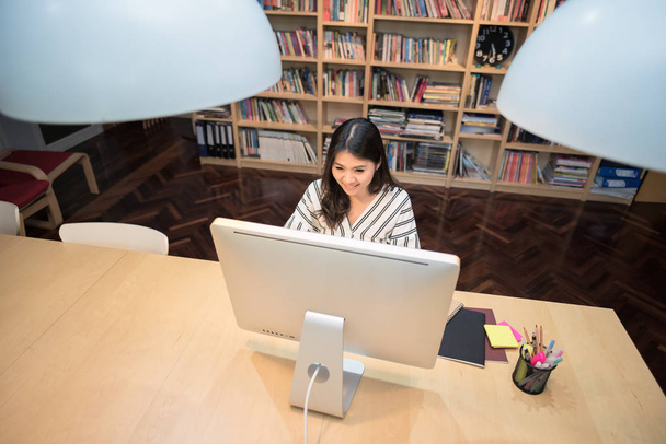 Молодой азиатский бизнес-фрилансер, работающий на смарт-компьютере в офисе Co Working Space
 - Фото, изображение