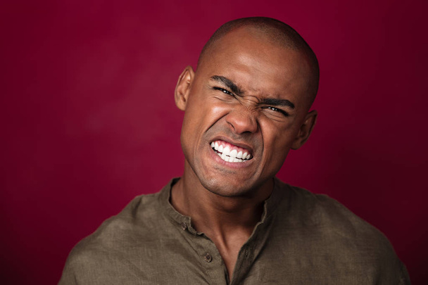 Close up portrait of angry african man looking at camera - Foto, Bild