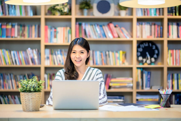 Giovane asiatico business freelancer working su il smart computer a co ufficio spazio di lavoro
 - Foto, immagini