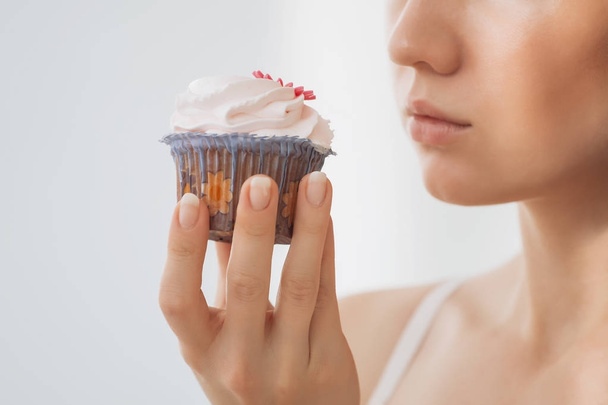 nő akar enni egy cupcake - Fotó, kép