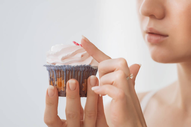 γυναίκα που θέλει να φάει ένα cupcake - Φωτογραφία, εικόνα