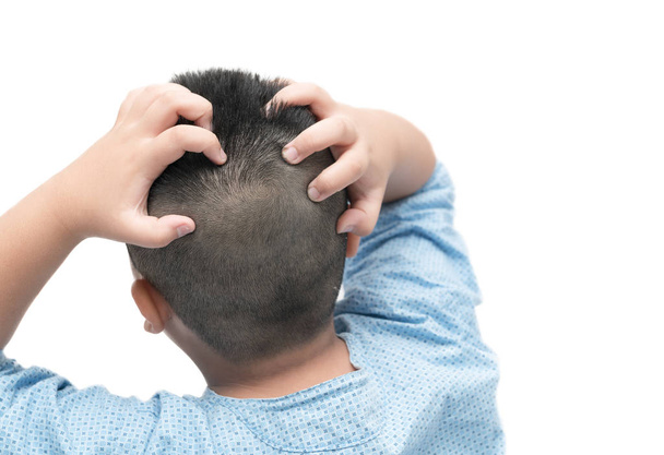 cabelo curto menino coceira seu cabelo no isolado
  - Foto, Imagem