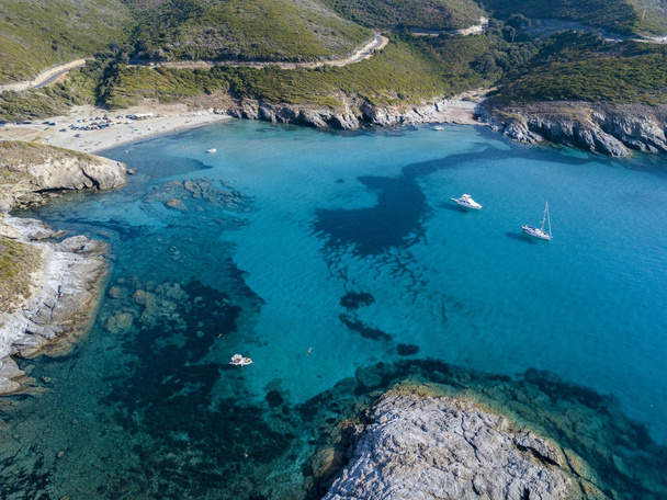 Korsika sahil dolambaçlı yollar ve koyları ile kristal deniz hava görünümünü. Cap Corse Yarımadası, Corsica. Kıyı şeridi. Anse d'Aliso. Aliso Körfez. Fransa - Fotoğraf, Görsel