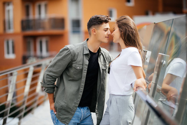 Couple câlin et baisers sortir ensemble sur le pont
 - Photo, image