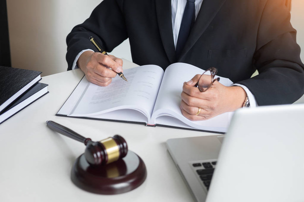 Адвокатська рука пише документ в суді (правосуддя, право) з супом
 - Фото, зображення