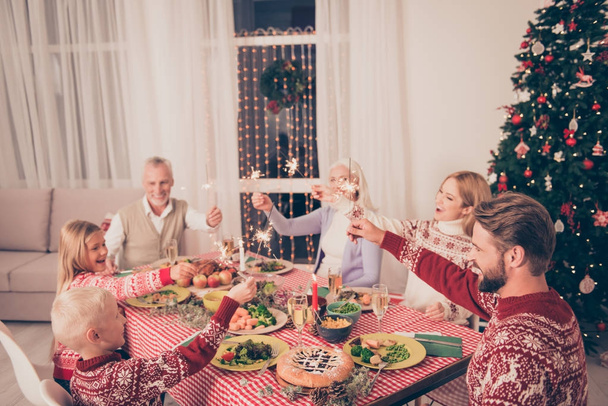 X mas miracle, holy spirit! Six cheerful relatives sit and celeb - 写真・画像