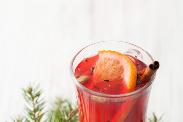 Part of a glass of mulled wine with slice of orange and cinnamon - Foto, immagini