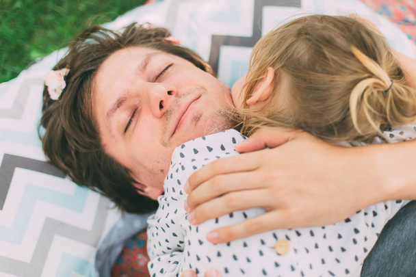 bebê menina e pai abraço
  - Foto, Imagem
