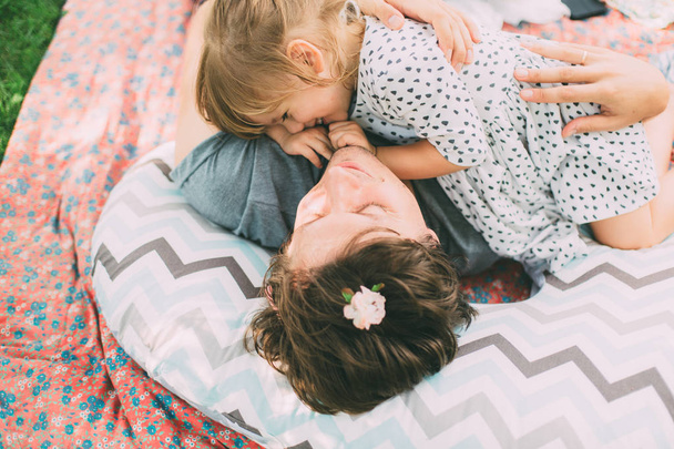 Baby Mädchen und Vater umarmen sich  - Foto, Bild