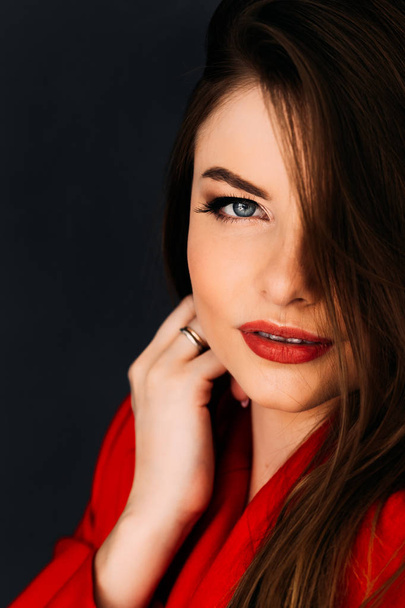Expressful πορτρέτο closeup νεαρή γυναίκα στα κόκκινα ρούχα με r - Φωτογραφία, εικόνα