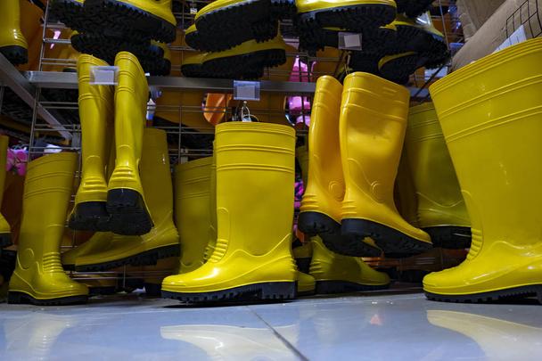 Espositore stivali di gomma di sicurezza giallo in ferramenta
 - Foto, immagini